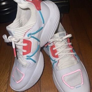 Under Armour x Steph Curry Colab woman sneakers. Like new condition.